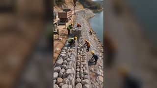 अब कोई कठोर कंक्रीट पुनरोद्धार नहीं। गेबियन पिंजरे पानी और मिट्टी को प्रसारित होने देते हैं, प्राकृतिक पारिस्थितिकी को बहाल करते हैं।